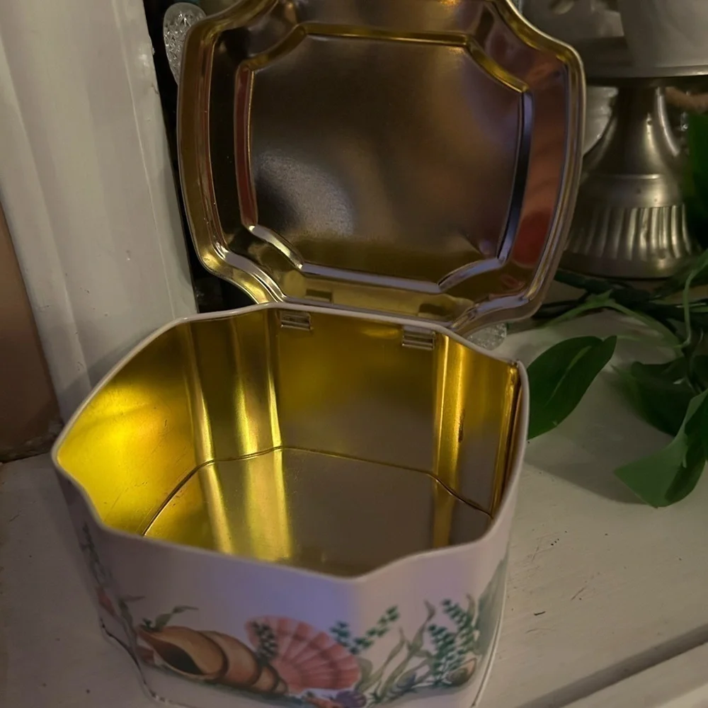 Vintage English seashell tin